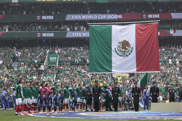 GR4351. CIUDAD DE MÉXICO (MÉXICO), 11/06/2026.- Jugadores de México forman este jueves, durante un partido del grupo A del Mundial de la FIFA 2026 entre México y Sudáfrica en el estadio Ciudad de México (México). EFE/ José Méndez