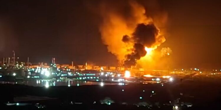 Fuga ocasiona incendio en la refinería de Salina Cruz, Oaxaca