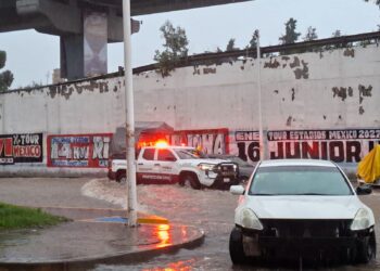 Intensa lluvia con granizo provoca inundaciones y caos vial en la capital poblana