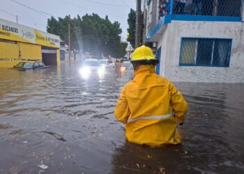 Rescatan a cuatro personas tras inundaciones provocadas por intensa lluvia en Puebla