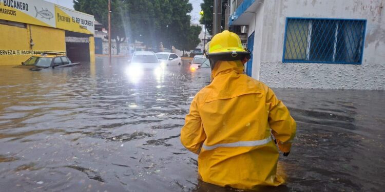 Rescatan a cuatro personas tras inundaciones provocadas por intensa lluvia en Puebla