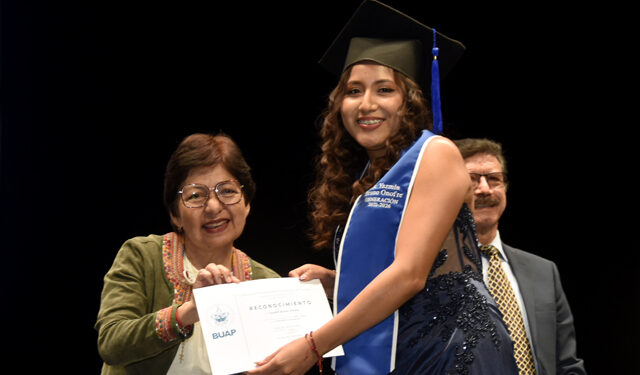 Se gradúan 67 estudiantes de Finanzas y Economía de la BUAP