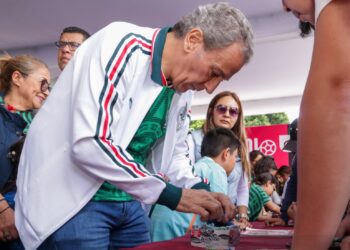 Pepe Chedraui se reúne con poblanas y poblanos en Megaintercambio de Estampas Mundialistas