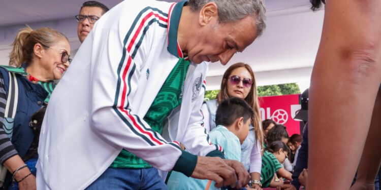 Pepe Chedraui se reúne con poblanas y poblanos en Megaintercambio de Estampas Mundialistas