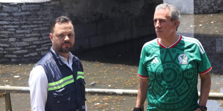 Supervisa Pepe Chedraui labores de drenado en el Puente de Ovando para restablecer la circulación segura