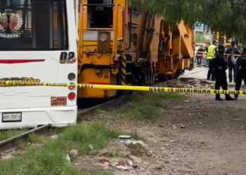 Locomotora de mantenimiento arrastra unidad de la Ruta 50; deja 17 lesionados en San Antonio Abad