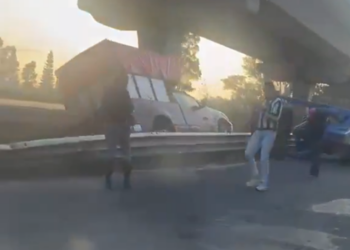 Camioneta termina en cuneta tras presunto corte de circulación en la México-Puebla