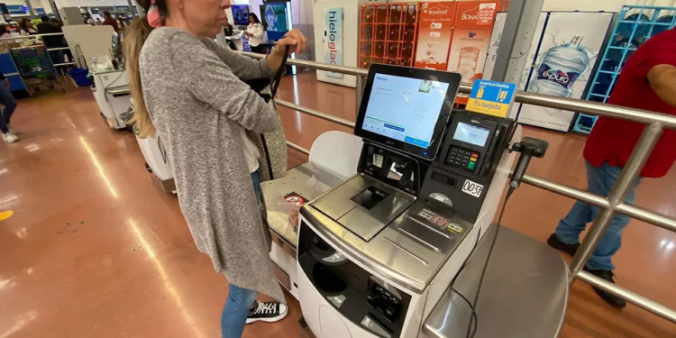 Proponen regular cajeros de autocobro para proteger empleos
