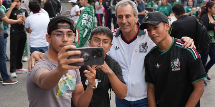 Convive Pepe Chedraui en el Zócalo durante la transmisión del partido de la Selección Mexicana