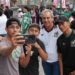 Convive Pepe Chedraui en el Zócalo durante la transmisión del partido de la Selección Mexicana