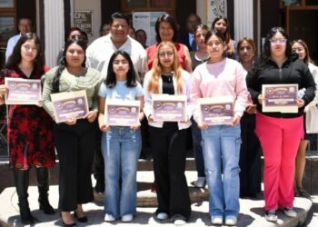 Otorgan siete becas del 100% a estudiantes de Tlaltenango para cursar estudios en la UTH