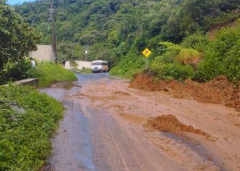 Deslaves incomunican comunidades de Eloxochitlán; entregan apoyos a 200 familias