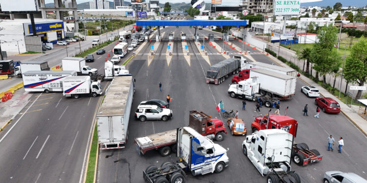 AMOTAC bloquea caseta de Atlixco en protesta nacional; afecta circulación en ambos sentidos