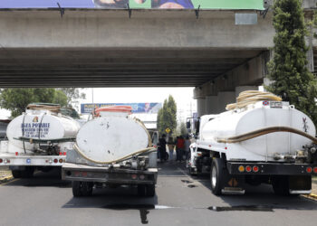 Frenan robo de agua y aseguran 10 pipas en Xochimehuacan