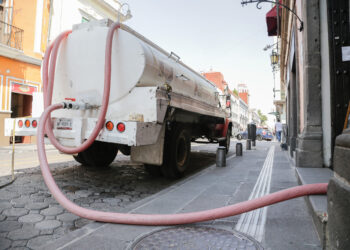 Inicia reparto gratuito de agua con pipas en colonias de Puebla afectadas por desabasto