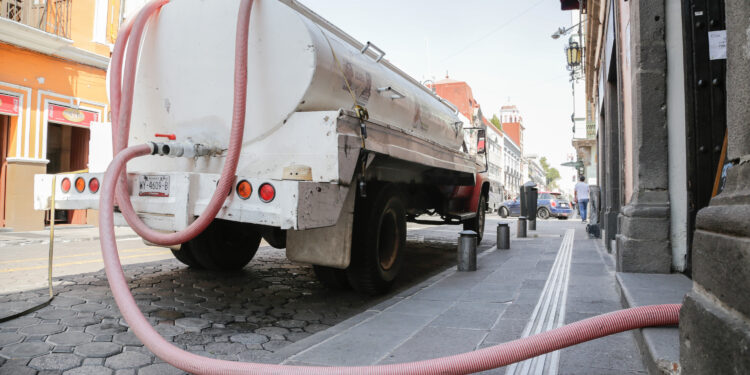 Inicia reparto gratuito de agua con pipas en colonias de Puebla afectadas por desabasto