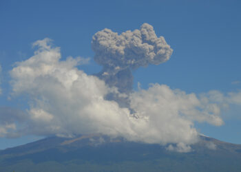 Alertan por posible caída de ceniza en Puebla; vientos llevarían emisiones del Popocatépetl a varias regiones