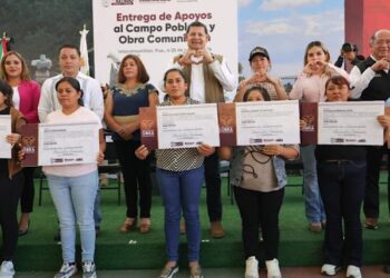 Ixtacamaxtitlán recibe apoyos estatales para maquinaria, fertilizantes y reforestación