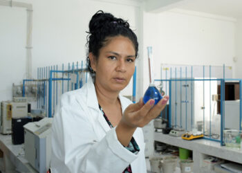 BUAP desarrolla tecnología para eliminar colorantes contaminantes del agua mediante luz ultravioleta