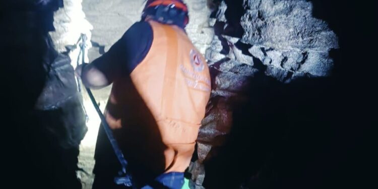 Protección Civil refuerza labores de rescate de familia atrapada en gruta de Cuetzalan