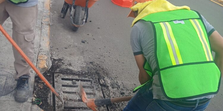 Garantiza Secretaría de Infraestructura cuidado de alcantarillas en procesos de pavimentación