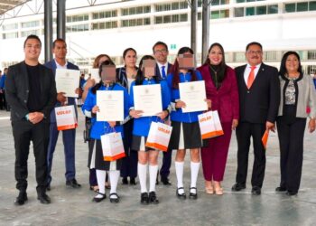 Tras firma de convenio, entrega Tonantzin Fernández becas UDLAP a jóvenes cholultecas