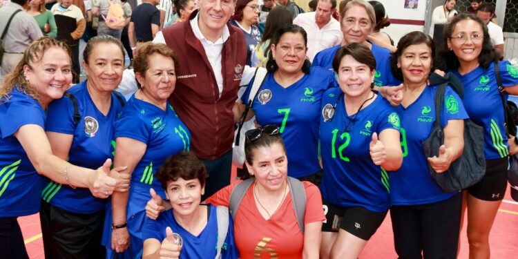 Pepe Chedraui sostiene encuentro con equipos poblanos rumbo al Festival Máster de Voleibol