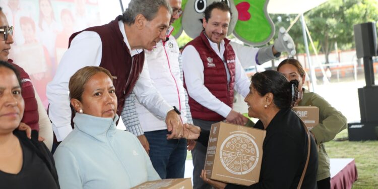 Pepe Chedraui entrega más de 4 mil despensas a familias de San Baltazar Tetela
