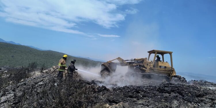 Control de incendio en Acatlán registra avance de 85%
