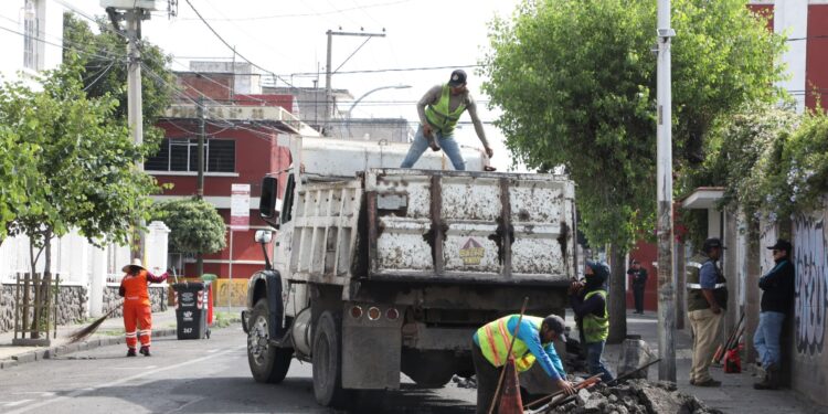 Gobierno de Pepe Chedraui impulsa movilidad segura con bacheo en la colonia El Carmen