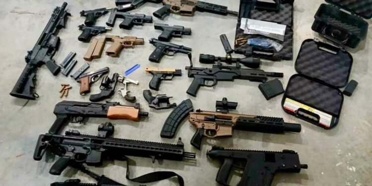 EE.UU. decomisa 138 armas de fuego que serían traficadas a México