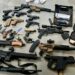 EE.UU. decomisa 138 armas de fuego que serían traficadas a México
