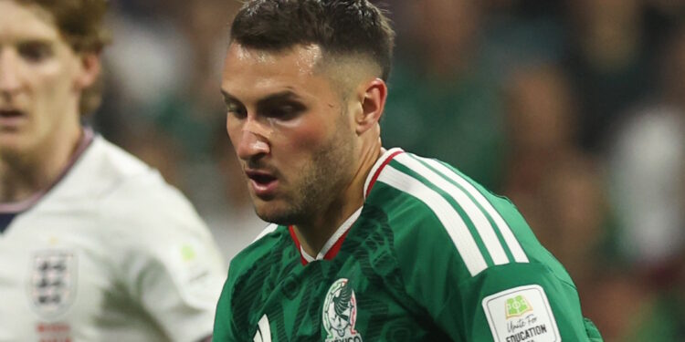 Trasladan a Santiago Giménez a un hospital tras el México vs. Inglaterra