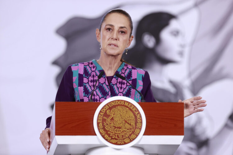 MEX7844. CIUDAD DE MÉXICO (MÉXICO), 16/07/2026.- La presidenta de México, Claudia Sheinbaum, habla durante una rueda de prensa este jueves en Palacio Nacional de la Ciudad de México (México). Sheinbaum reclamó a EE.UU no "criminalizar" la migración y actuar en el marco del respeto a los derechos humanos, después de que se confirmara la muerte de otro mexicano el martes atropellado tras un operativo migratorio en Florida. EFE/Mario Guzmán