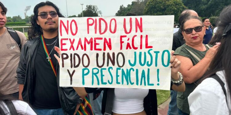 Aspirantes a la UNAM marchan hacia Rectoría; exigen que se repita el examen de admisión, ahora presencial