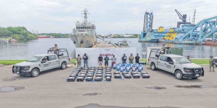 Aseguran más de una tonelada de presunta cocaína frente a costas de Chiapas