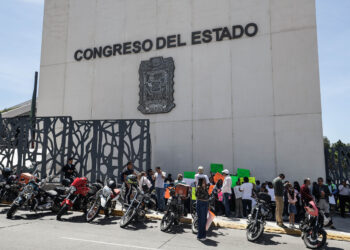 Motociclistas acuden por engomados gratuitos, pero Movilidad aplaza entrega por falta de material