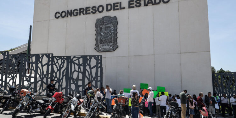 Motociclistas acuden por engomados gratuitos, pero Movilidad aplaza entrega por falta de material