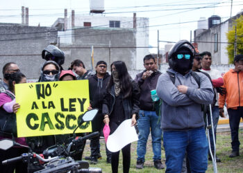 Motociclistas protestan por retraso en entrega de hologramas y chips en Puebla