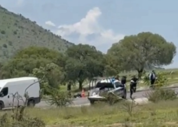 Hallan vehículo abandonado con un cadáver en su interior en Cuautinchan