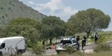 Hallan vehículo abandonado con un cadáver en su interior en Cuautinchan