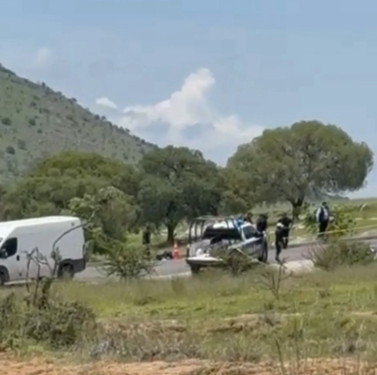Hallan vehículo abandonado con un cadáver en su interior en Cuautinchan