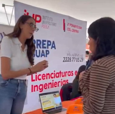 Más de 35 universidades acercan oferta educativa y becas a jóvenes en el Zócalo de Puebla