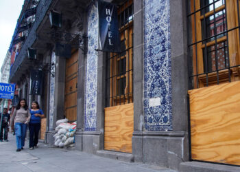 Comercios del Centro Histórico refuerzan accesos ante temporada de lluvias