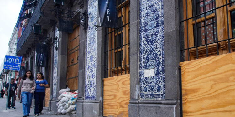 Comercios del Centro Histórico refuerzan accesos ante temporada de lluvias