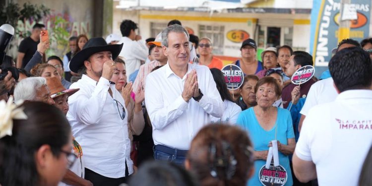 Con el Tren Capitalino de Pavimentación, Pepe Chedraui rehabilita las laterales del bulevar Xonacatepec