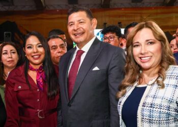 Tonantzin Fernández acompaña al gobernador Armenta a su informe de 600 días