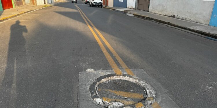 Gobierno estatal denuncia falta de planeación de Agua de Puebla al destruir calles pavimentadas