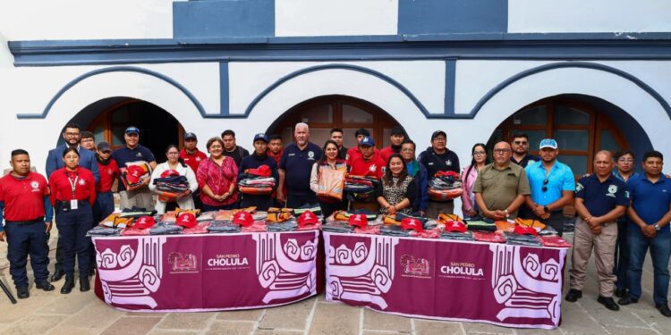 Tonantzin Fernández dignifica y reconoce la labor del cuerpo de Bomberos de San Pedro Cholula