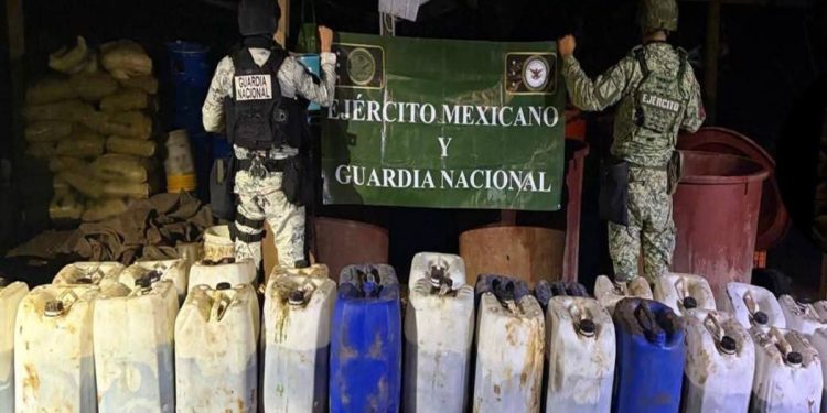 Aseguran en Michoacán más de 3 toneladas de sustancias químicas para la elaboración de metanfetamina